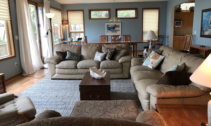 Au Gres Haus | Deluxe Haus am See mit 5 Schlafzimmern, Lake Huron, Sandy Beach, Wooded Point