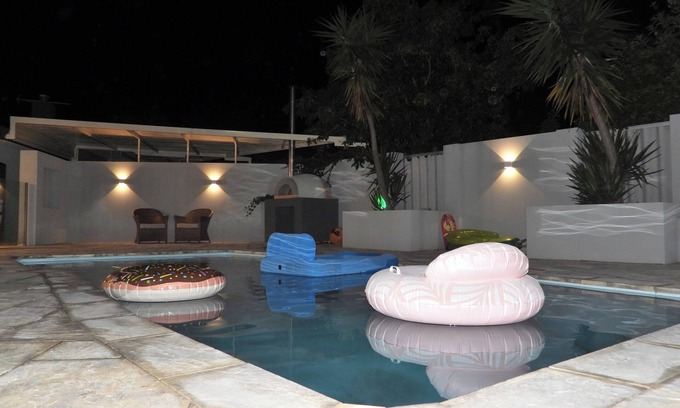 Forrestfield Haus | Deluxe A-class family home with swimming pool