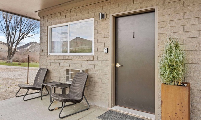 Lava Hot Springs Hotel | Deluxe King bedroom (river access)