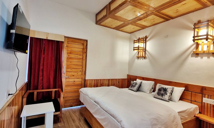 Theog Bed & Breakfast | Deluxe Room | w/ King Size bed View, Balcony, Bonfire, Food, Mountain Vie