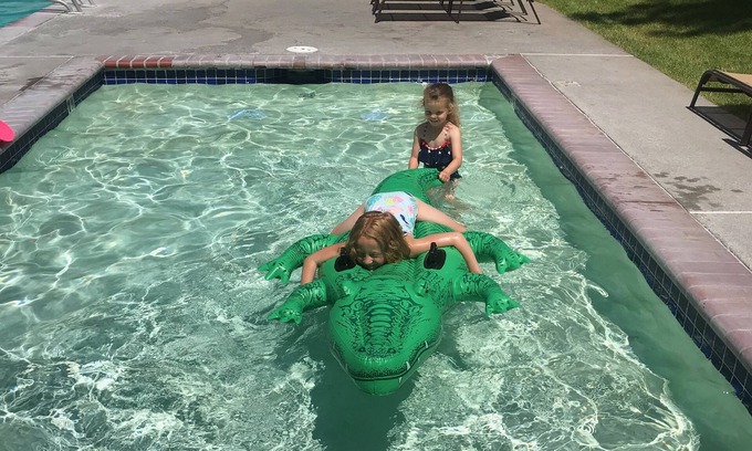 Century West Eigentumswohnung | Deschutes River view from private deck with hot tub & close to Bend activities