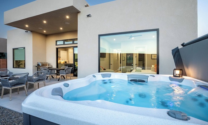 Washington Haus | Desert Dreaming 2 Bedroom, Den, Pet Friendly, Hot Tub EV Charger