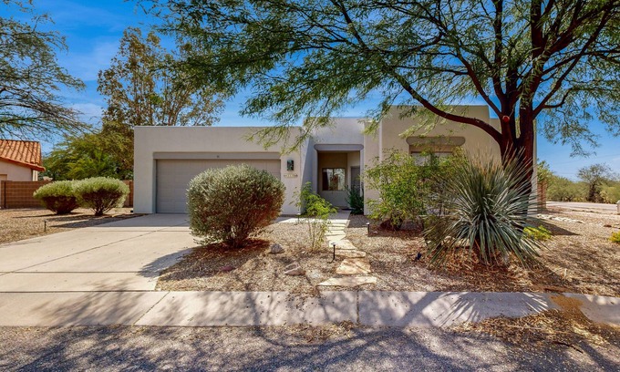 Tanque Verde Haus | Desert home with enclosed yard, patio and lawn area - dog friendly