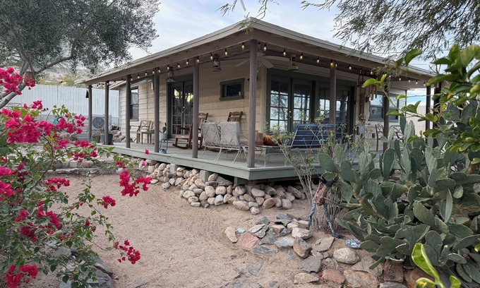 Twentynine Palms Haus | Desert Oasis-Hot Tub-Romantic Getaway-Writer's/Artist's studio-7 min from JTNP