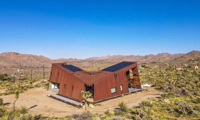 Joshua Tree Highlands Haus | Desert stunner in Joshua Tree with mountain view - near town & park entrance