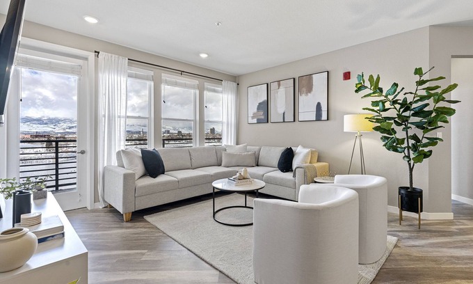 Sparks Wohnung | Designer Apt. with Jacuzzi. Walk To Casino & iMax