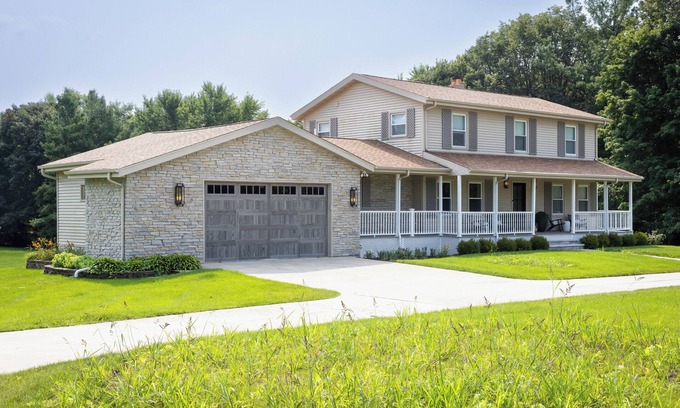 Holcomb Haus | Designer Home, Hot Tub, King Suite, Game Room