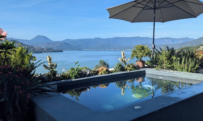 El Santuario Haus | Designer House with Spectacular Lake Views, Jacuzzi and Lush Gardens
