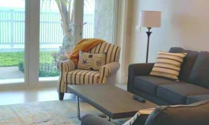 Coral Harbour Eigentumswohnung | Detach & Unwind at this Beachside Condo. Literally steps away from the beach!