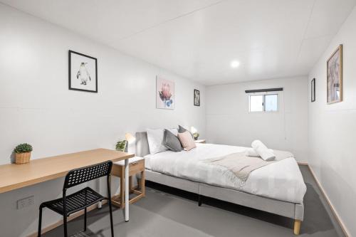 Pymble Haus | Detached Queen Room in Pymble - Serene Spot - Shared Bathroom