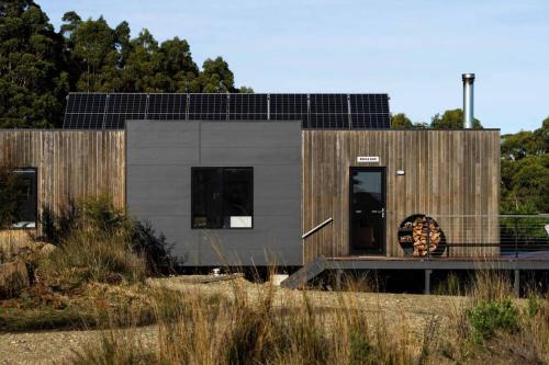 Port Arthur Haus | Devil's Lair, self-contained eco cabin at McHenry Distillery & Brewery