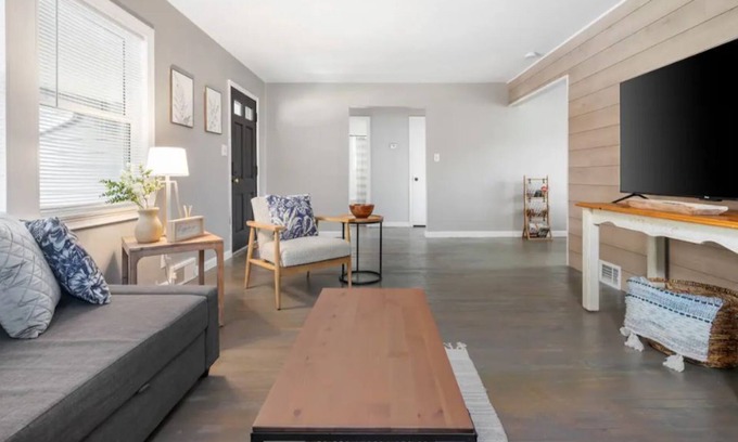 Muncie Haus | Devon Delight - Cozy Muncie Retreat