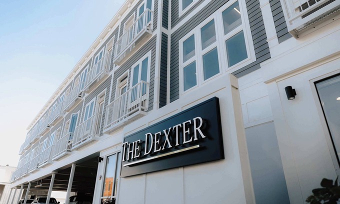 Elk Rapids Wohnung | Dexter Suite - 2 Queen Beds | Sleeper Sofa - Accessible