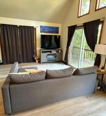 Roach Haus | Digital Detox Cabin Near Boat Ramp