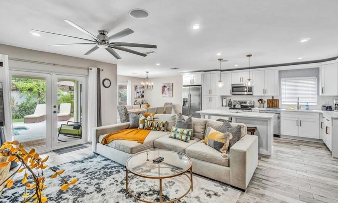 Tropic Palms Haus | Dinas Home with Modern Interior and Heated Pool