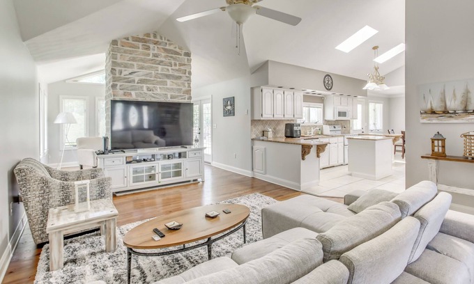 Myrtle Beach Haus | Dine, Shop & Splash: Family Home in Myrtle Beach
