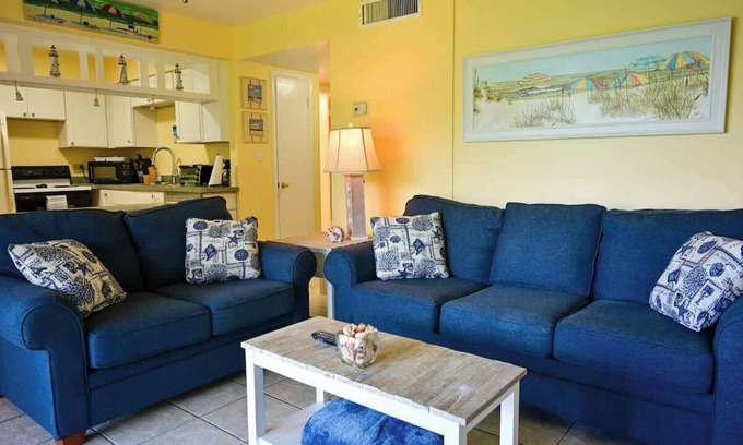 Cocoa Beach Eigentumswohnung | Direct Ocean Complex! Diplomat 220-21