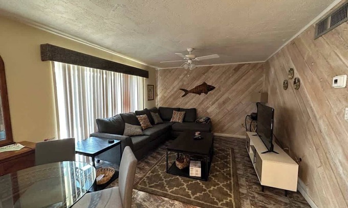 Cocoa Beach Eigentumswohnung | Direct Ocean Complex Diplomat 220-7