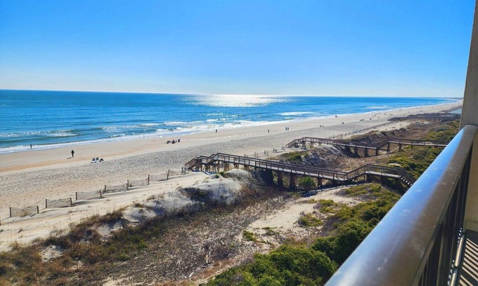 Litchfield by the Sea Eigentumswohnung | Direkt am Meer in Litchfield am Meer. Seltene 2 Schlafzimmer & 2 Oceanfront Porches !!!