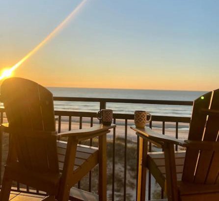 Crescent Beach Wohnung | Direct Ocean Front 3BR/2BA Dog Friendly