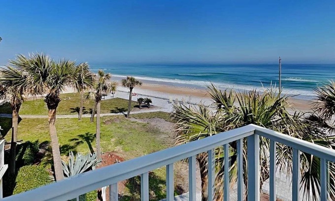 East Daytona Eigentumswohnung | Direct Ocean Views, Clean & Cozy Studio – Walk to Dining & Beach Fun