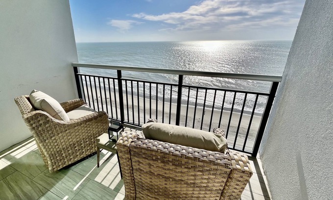 Downtown Myrtle Beach Eigentumswohnung | Direct Ocean View Condo on Boardwalk Steps From Beach - Indoor & Outdoor Pools