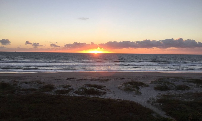 Cocoa Beach Eigentumswohnung | Direkt am Meer makellos 5th Fl. Einheit, neue Küche und Bäder.