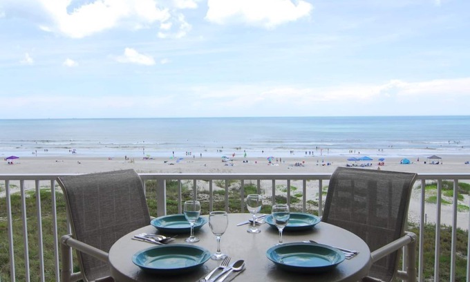 Cocoa Beach Eigentumswohnung | DIRECT OCEANFRONT NOW RENTING SUMMER FALL AND WINTER! BEAUTIFUL OCEANFRONT VIEW!
