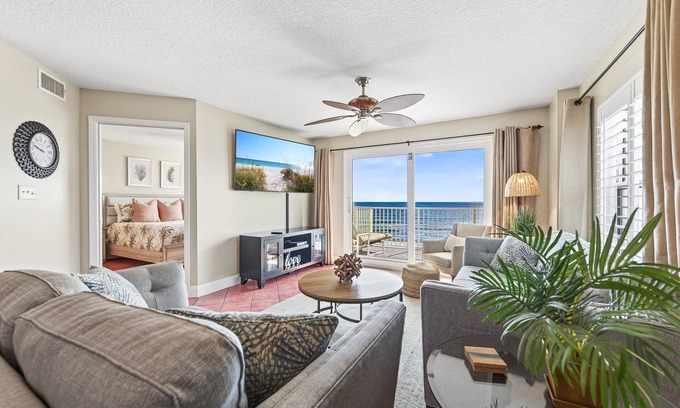 Seawinds Condo Eigentumswohnung | Direct oceanfront corner condo with stunning views, huge balcony, heated pool, and garage parking