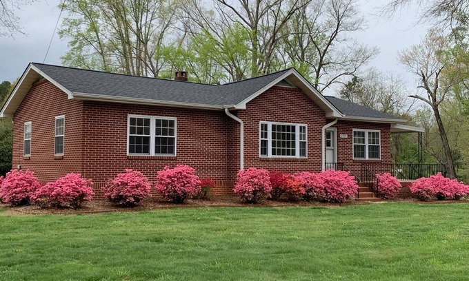Long View Haus | Discover Tranquility at Carolina Cottage - Cozy 2-Bedroom Retreat in Hickory, NC