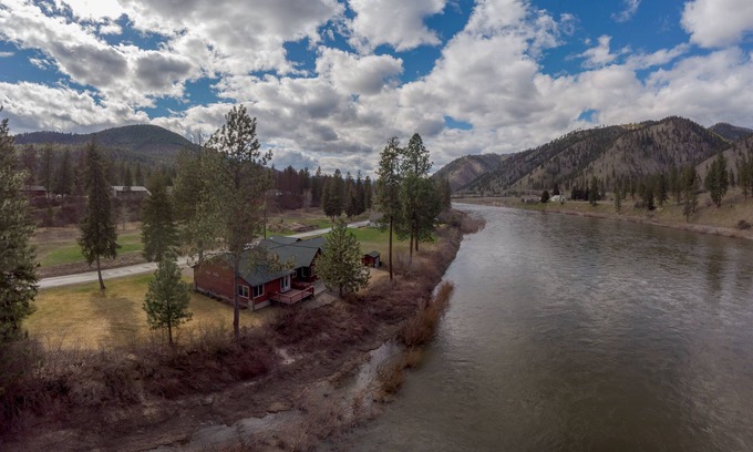 Superior Kabine | Wunderschöne Hütte direkt am Clark Fork River umgeben von Bergen.