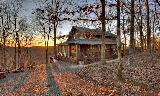 Ellijay Kabine | Discover Treetop Getaway -Pet-friendly retreat with panoramic mountain views, hot tub, firepit, fenced yard, WiFi, and a game-room