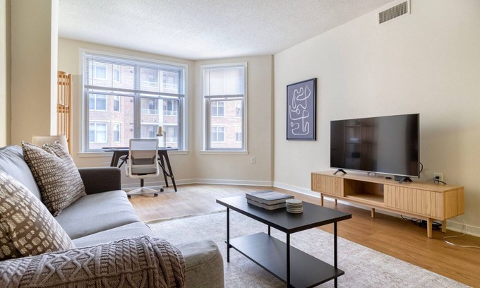 West End Wohnung | Divine Foggy Bottom 1BR w/ Roof Pool, near University, by Blueground