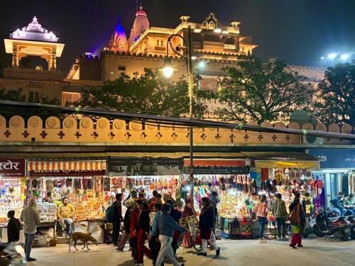 Mathura Haus | Divine Stay- Facing Krishna Janambhoomi Temple- Spacious 2BHK Private HomeStay- All Facilities From Transport To Food- Sleeps 2-6