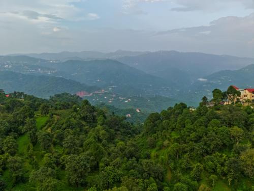 Kumarhatti Wohnung | Dochi 4-BHK apartment with Hill Views, Living Room, & Balconies