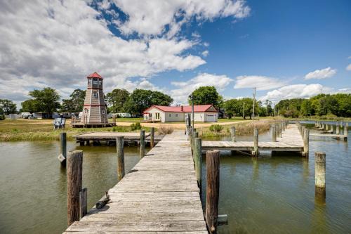 Avenue Haus | Dock Access Waterfront Cottage in Avenue!