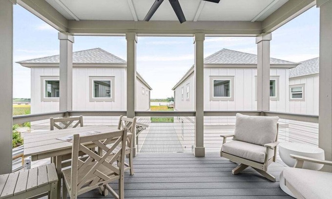 Georgetown Haus | Dock and Dwell at the Winyah Bay Club, Pool, Outdoor Lounge/Grill and Boat Slip included!