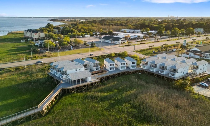 Georgetown Haus | Dock and Dwell at the Winyah Bay Club, Pool, Outdoor Lounge/Grill and Boat Slip included!