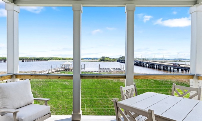 Georgetown Haus | Dock and Dwell at the Winyah Bay Club, Pool, Outdoor Lounge/Grill and Boat Slip included!
