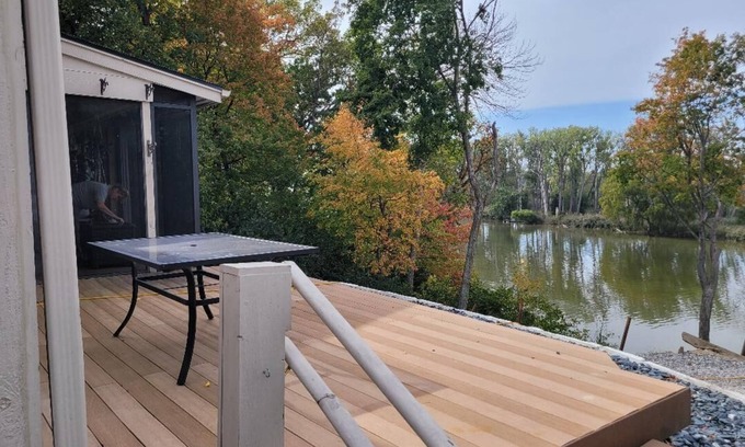Perrysburg Haus | Dock, Deck and Game Room