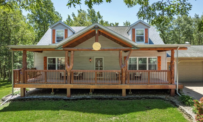 Lyndon Station Kabine | Pet-Friendly 5BR 3.5BA Cabin on 6-acres Sleeps 15, Game Room, Deck, Dells 10min