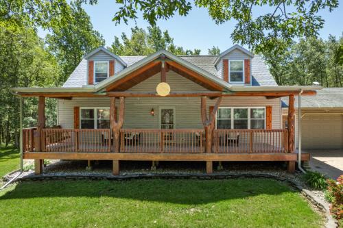 Lyndon Station Villa | Dog-friendly 6-acre 5BR 3BA home, game room, deck, Wisconsin Dells 10min