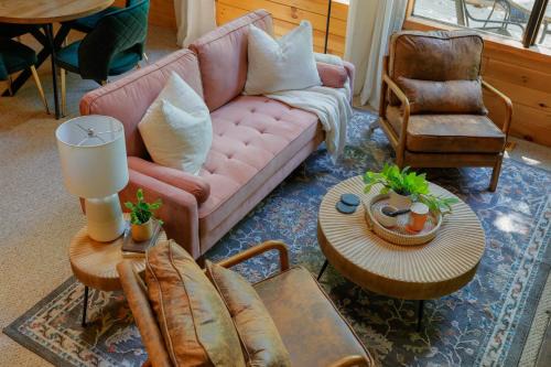 The Woods Haus | Dog-Friendly A-Frame with Firepit and Fall Foliage