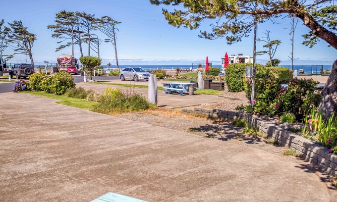 Agate Beach Wohnmobilvermietung | Dog Friendly, Available with 50AMP, 30AMP, Water and Sewer hook up's, WiFi