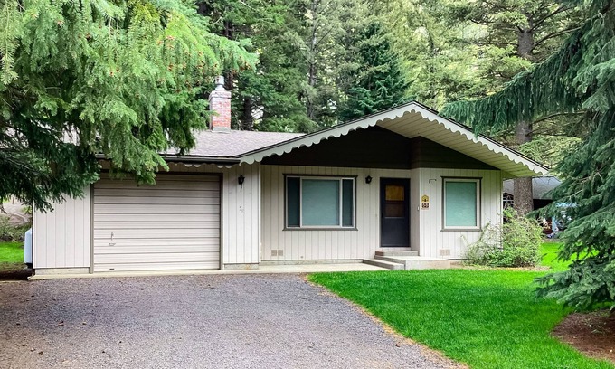 Joseph Kabine | Dog-friendly cabin near lake with mountain view, gas fireplace, deck, & W/D