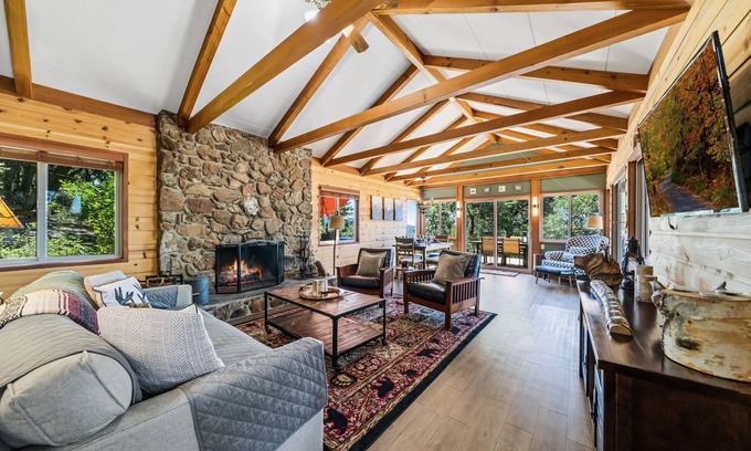 Pine Cove Kabine | Dog Friendly Cabin w/ hot tub & stunning mountain views