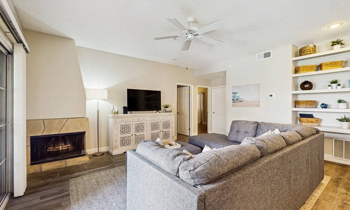 Central Scottsdale Eigentumswohnung | Dog-friendly condo w/shared heated pool, tennis, private W/D, A/C, free WiFi