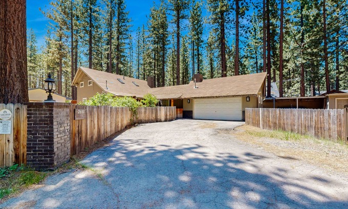 Black Bart Haus | Dog-friendly home with large fenced yard - minutes to Heavenly & lake