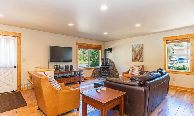 Truckee Kabine | Herz von Truckee - Tierfreundlich, Spaziergang zu Lebensmittelgeschäften und Geschäften!