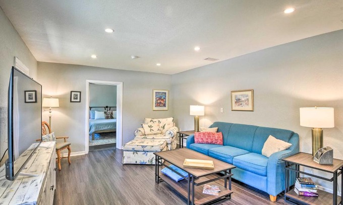 Harbor Oaks Bay Shore Haus | Dog-Friendly Home with Gas Grill - Walk to Rose Bay!